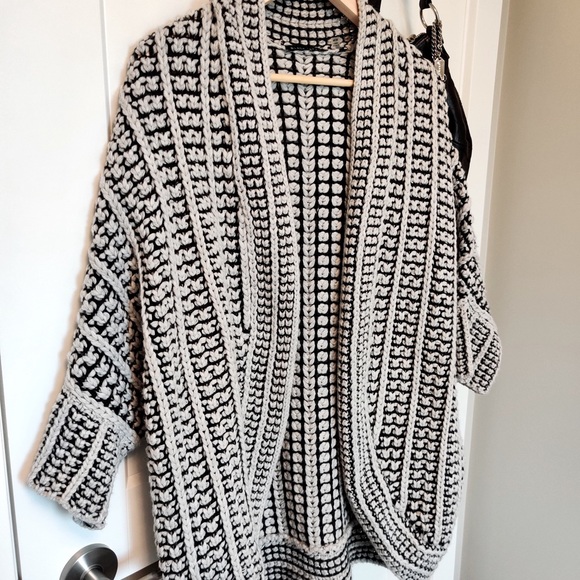 Beautiful knitted shrug - Picture 4 of 4